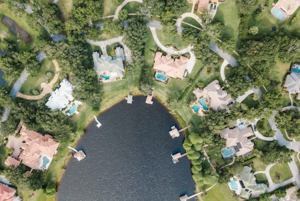 lake houses with pools