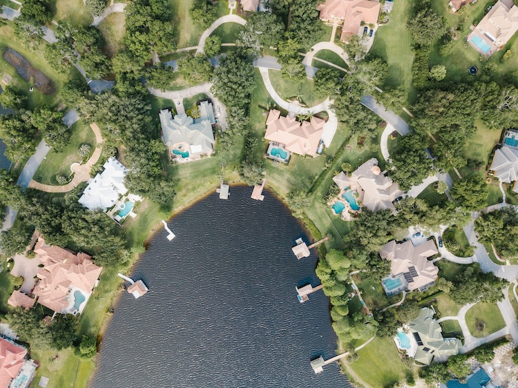 lake houses with pools